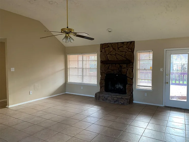 2511 Radcliffe Dr — Photo 3