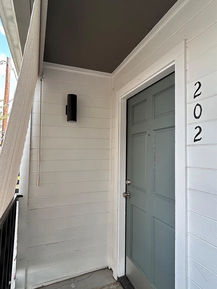 Studio, 1.0 bath, 425 sqft, $1,050 — Photo 4