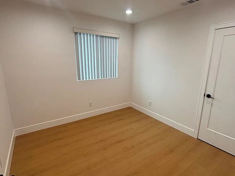 5526 S Wilton Pl — Photo 9