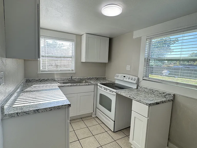4262 Greenwood Ave — Photo 2