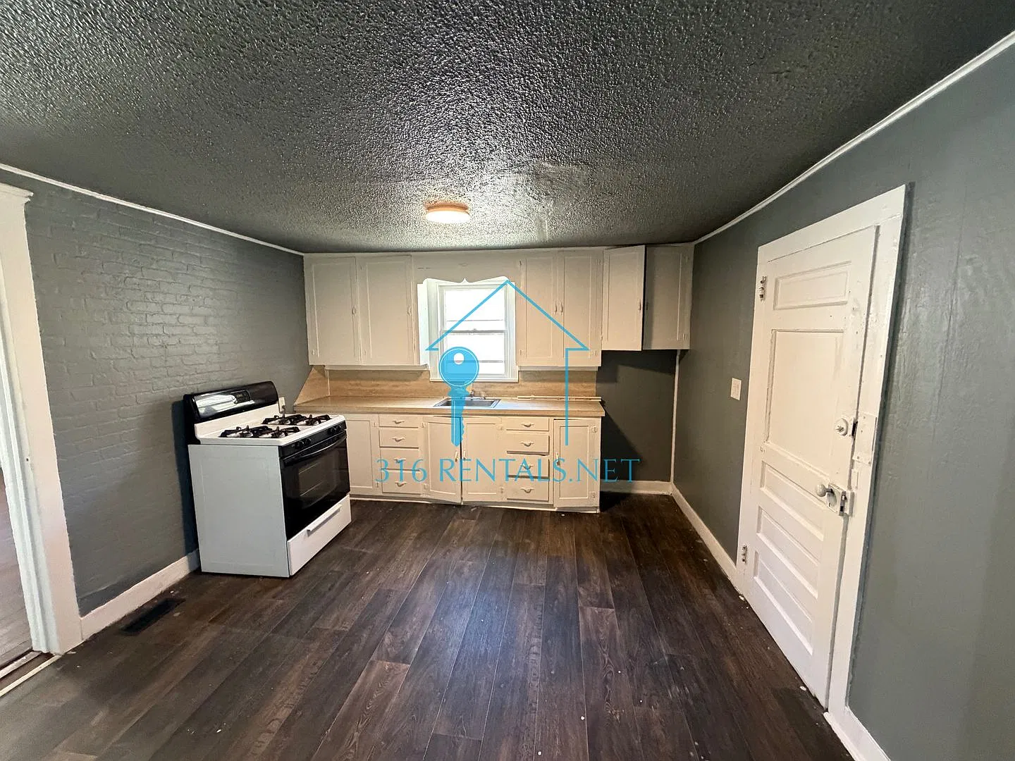 $799 - 2 bed 1 bath - Single Family Home — Photo 1
