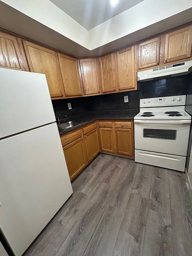 HOLLY GARDEN APARTMENTS — Photo 2