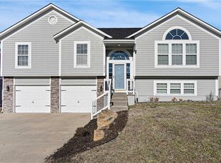 3909 SW Briarwood Dr, Lees Summit, MO 64082