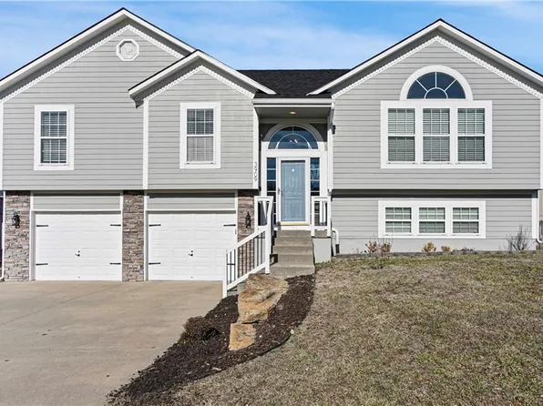 3909 SW Briarwood Dr, Lees Summit, MO 64082