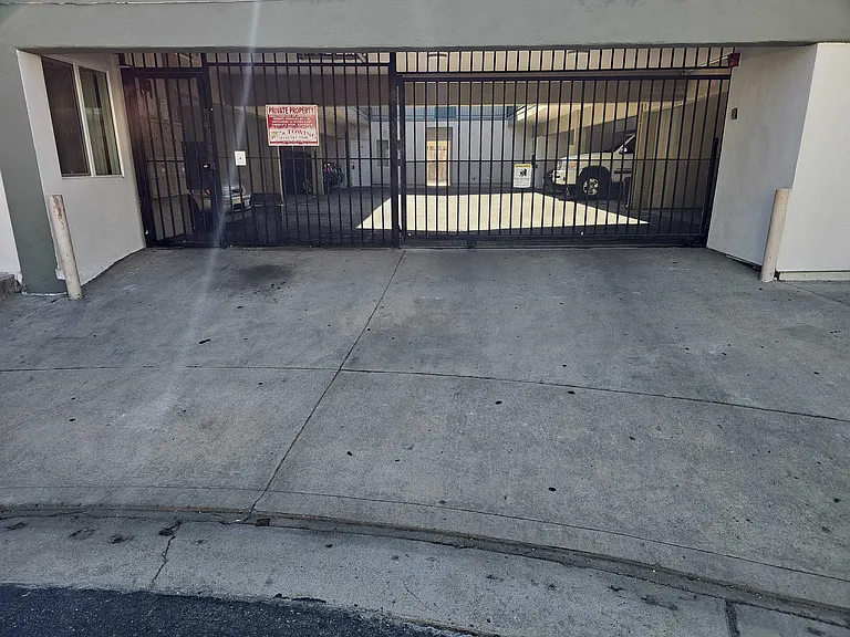 Leadwell St — Photo 3