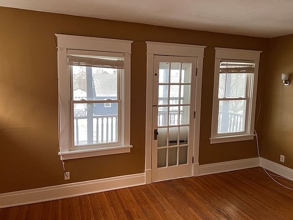 3rd image of 380 Taunton Pl