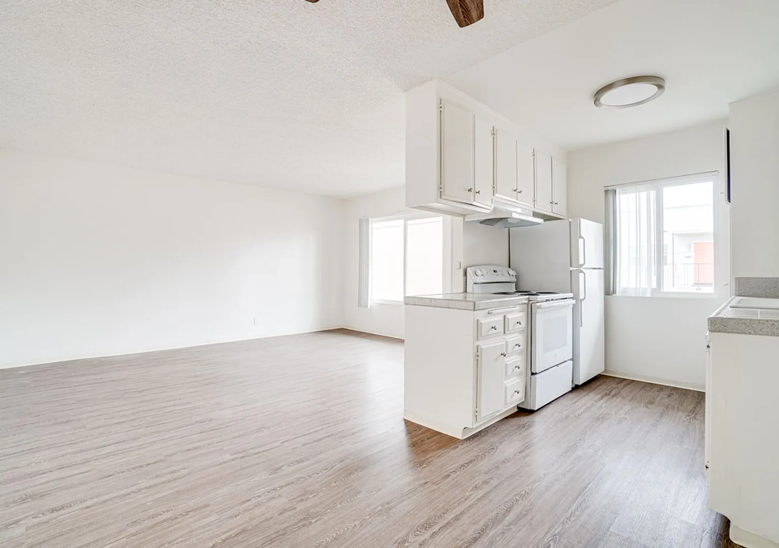 Sunset Cliffs Apartments — Photo 2