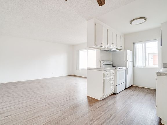 2nd image of 4736 Point Loma Ave #4