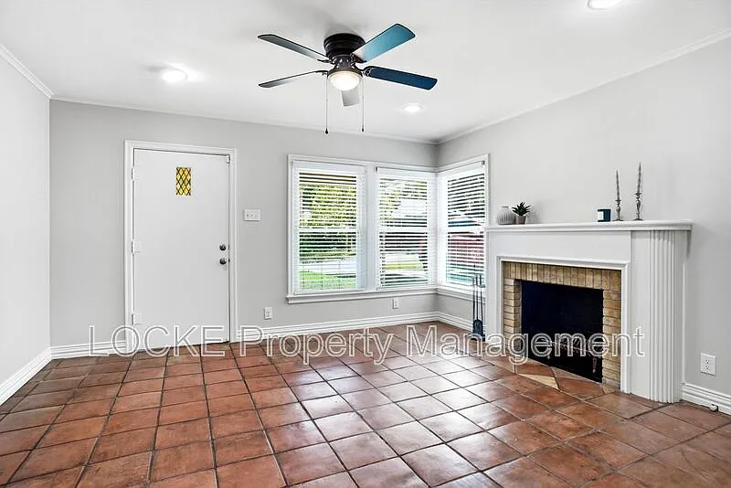 5 bed, 3.0 bath, 2800 sqft, $2,995 — Photo 2