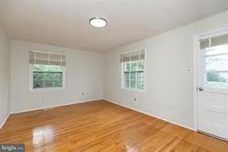 410 Woodlawn Ave — Photo 5