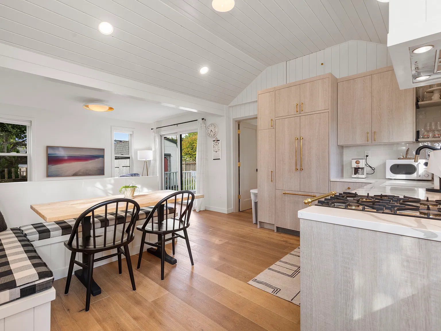 554 Seamont Ln — Photo 2