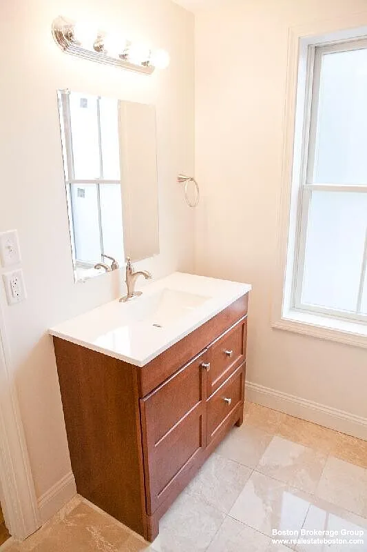 4 bed, 1350 sqft, $4,400 — Photo 2