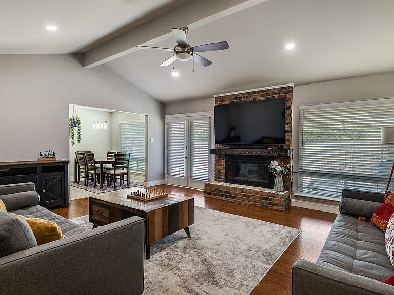 106 Creekside Ln — Photo 2