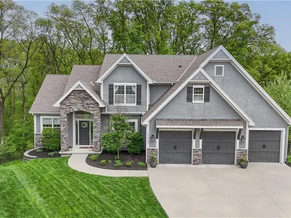 14035 Trailcreek Ct, Parkville, MO 64152