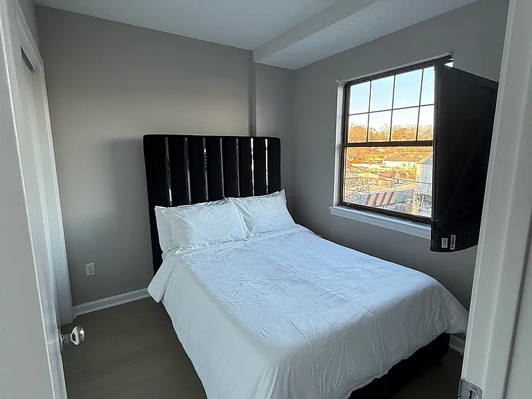 2009 Greene St #203 — Photo 8