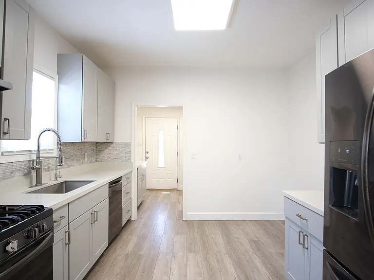 810 E Olive Ave — Photo 14