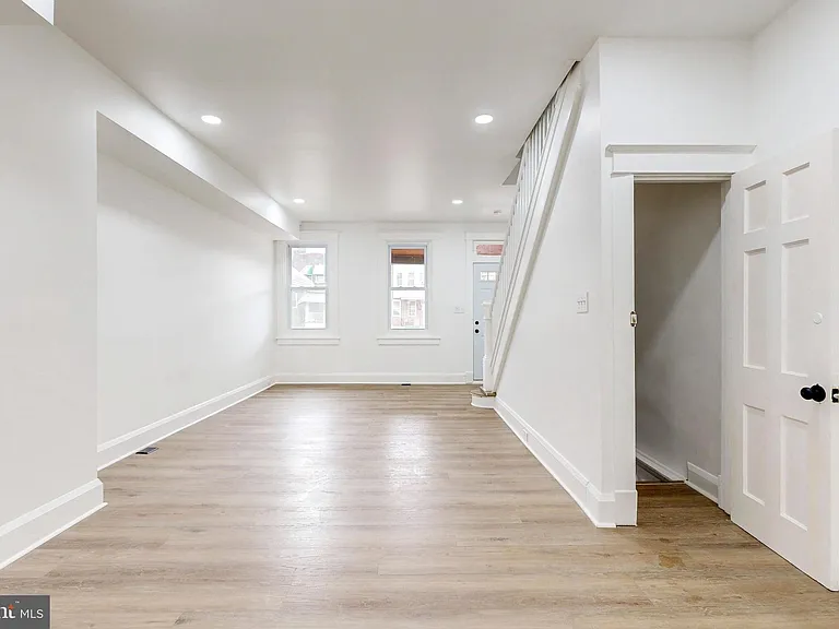2320 W Lexington St — Photo 5