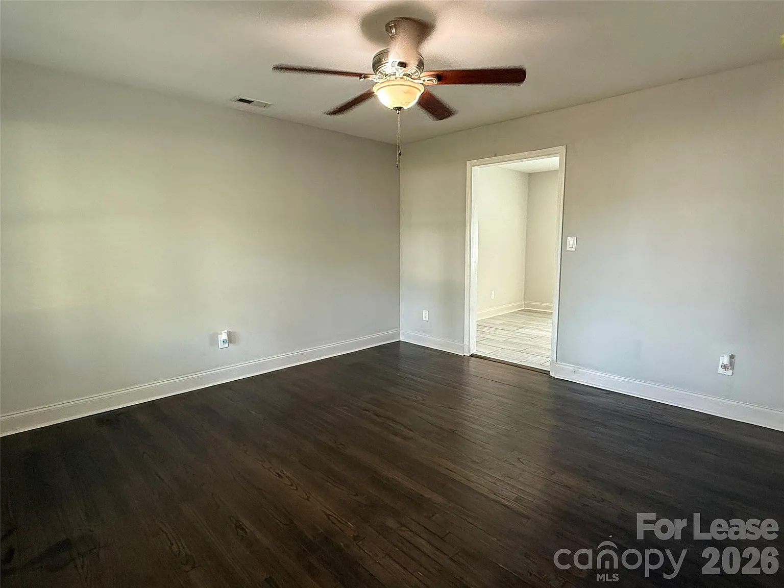 3 bed, 1.0 bath, 1054 sqft, $1,600 — Photo 3