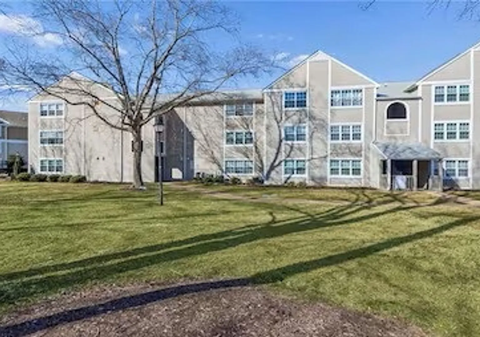 Bright 1-Bedroom Inside Desirable Hampton Club Community — Photo 2