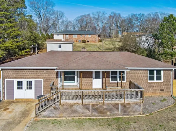 4 S Valley Ln, Greenville, SC 29611