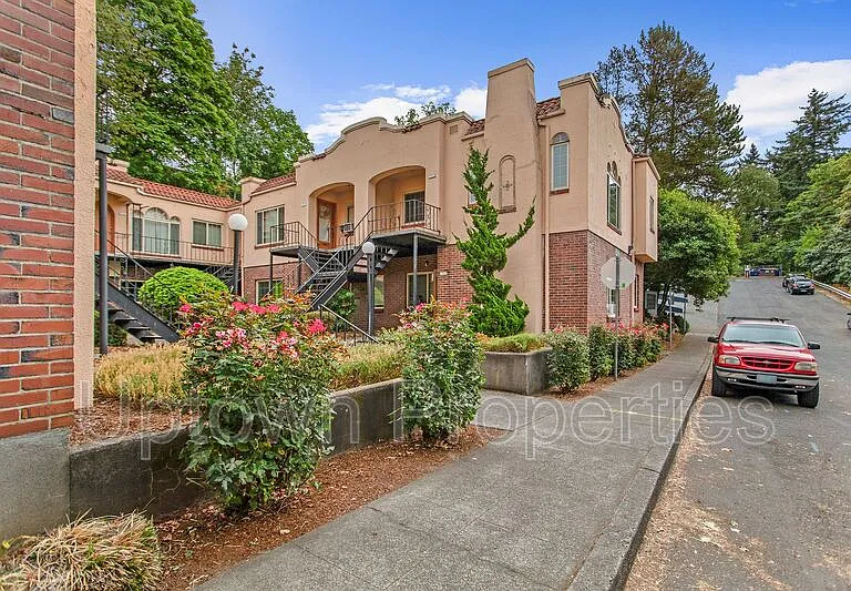 1322 NE 68th Ave — Photo 2