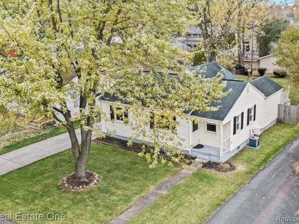 4013 Motorway Dr, Waterford, MI 48328