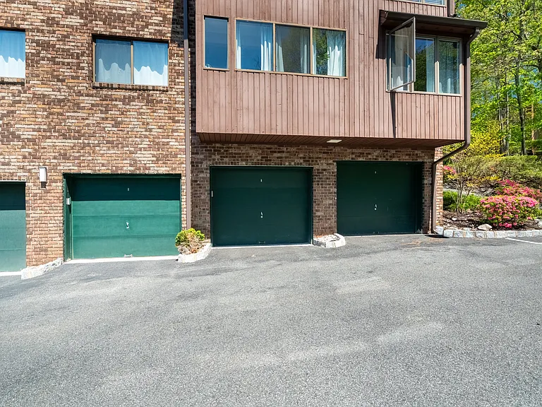 138 Indian Hollow Ct — Photo 36