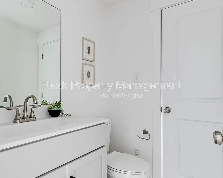 211 E 15th St — Photo 12