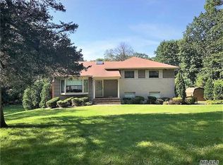 1 Dogwood Ct, Dix Hills, NY 11746