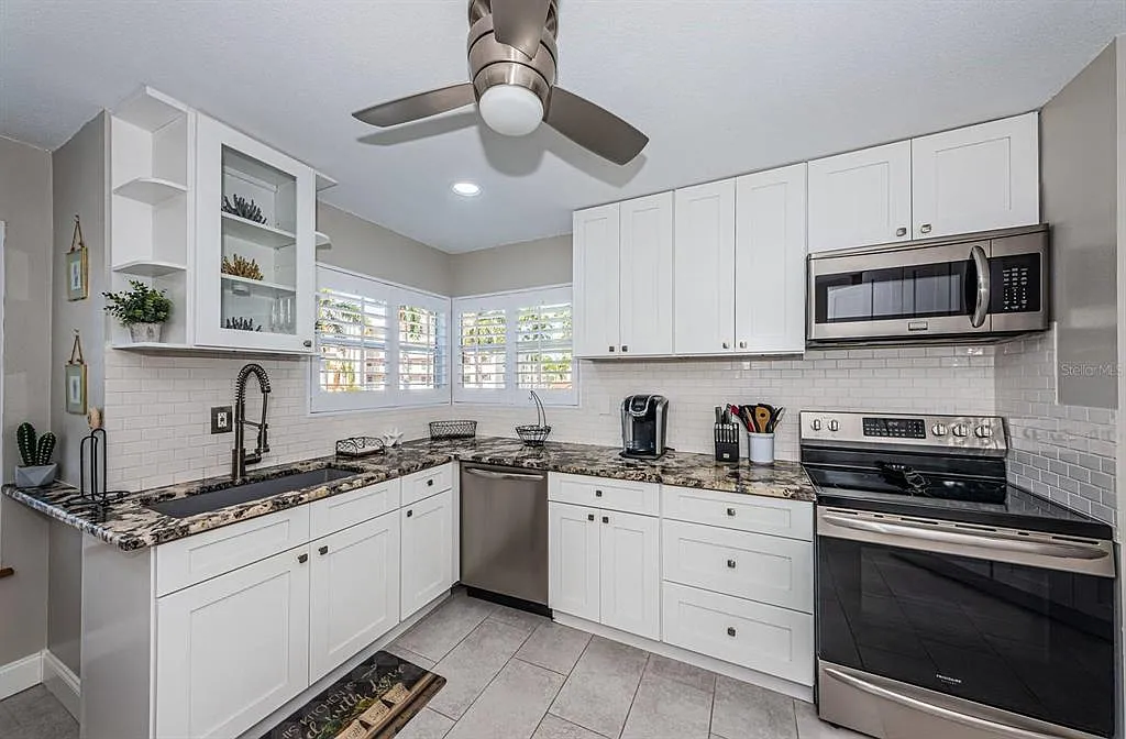 2 bed, 2.0 bath, 1070 sqft, $6,090 — Photo 3