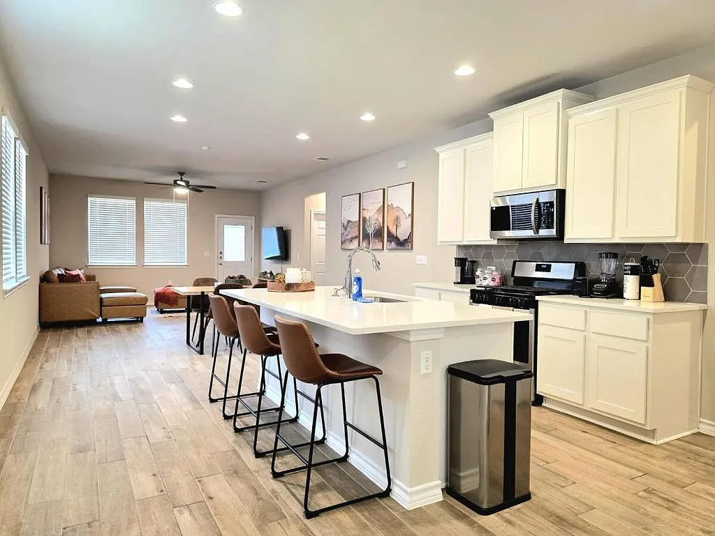 3 bed, 2.0 bath, 1514 sqft, $2,890 — Photo 2