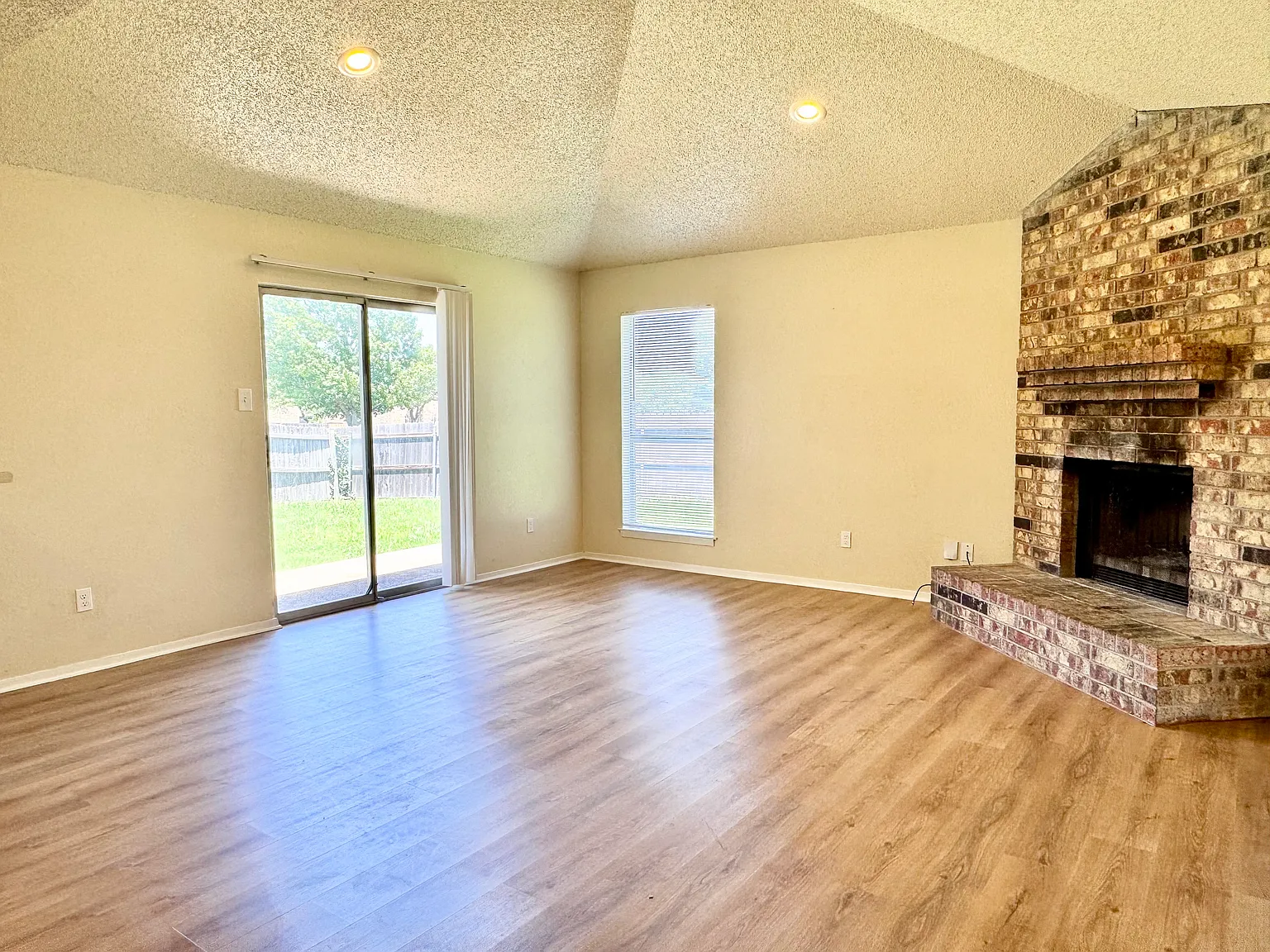 3 bed, 1321 sqft, $1,695 — Photo 2