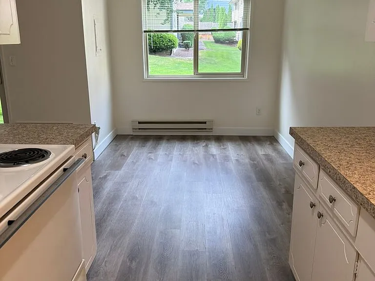 LAURELWOOD ESTATES — Photo 11
