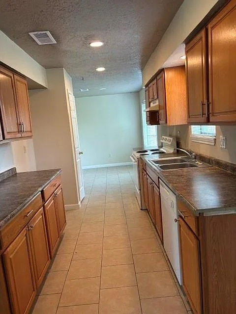 3 bed, 1696 sqft, $1,900 — Photo 4