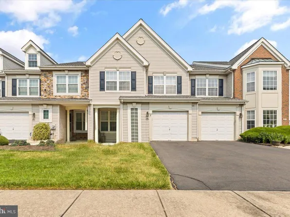 202 Countryside Ct, Warminster, PA 18974