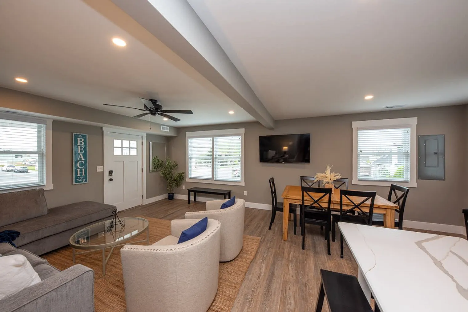 3 bed, 2.0 bath, 1097 sqft, $7,688 — Photo 1