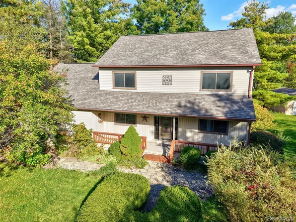 10280 Nimphie Rd, Fenton, MI 48430