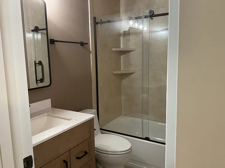 2nd floor hallway bathroom w/ bathtub