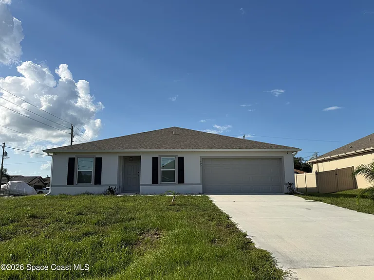 593 Haleybury St SW — Photo 1