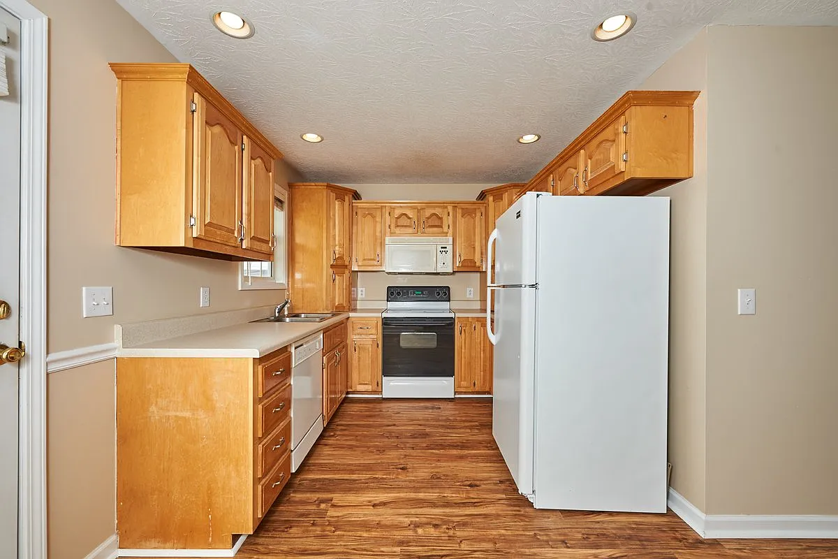 2 bed, 1.5 bath, 804 sqft, $1,300 — Photo 4