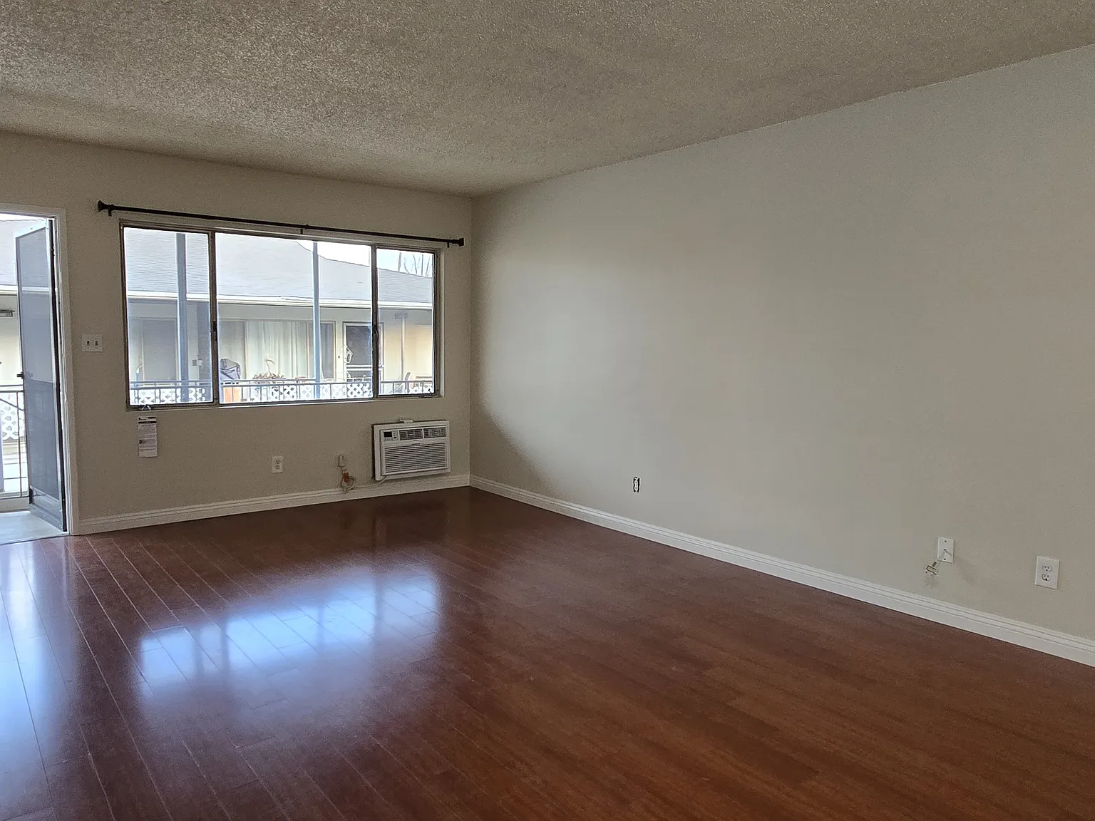 2 bed, 950 sqft, $2,300 — Photo 2