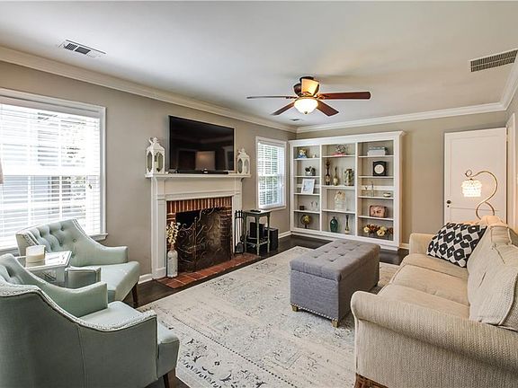 3rd image of 2615 Pineview Dr