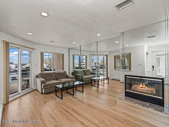 3rd image of 125 Mansion Ave