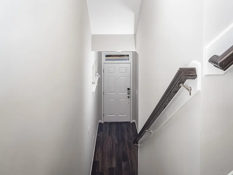 1010 Larabee Ln — Photo 4