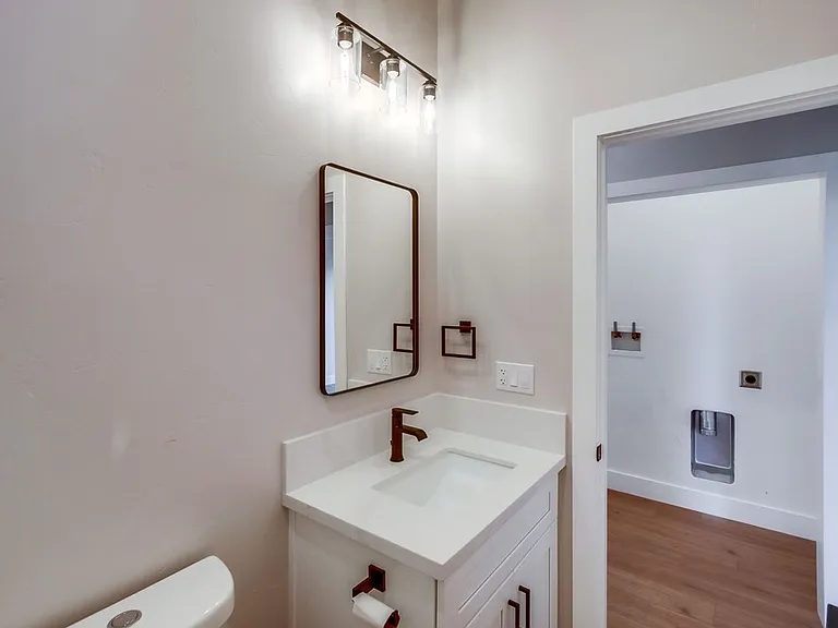 754 W 9th Ave — Photo 7