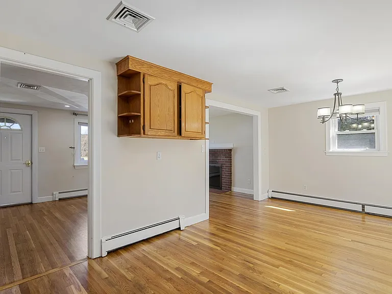 160 Ravenswood Rd — Photo 5