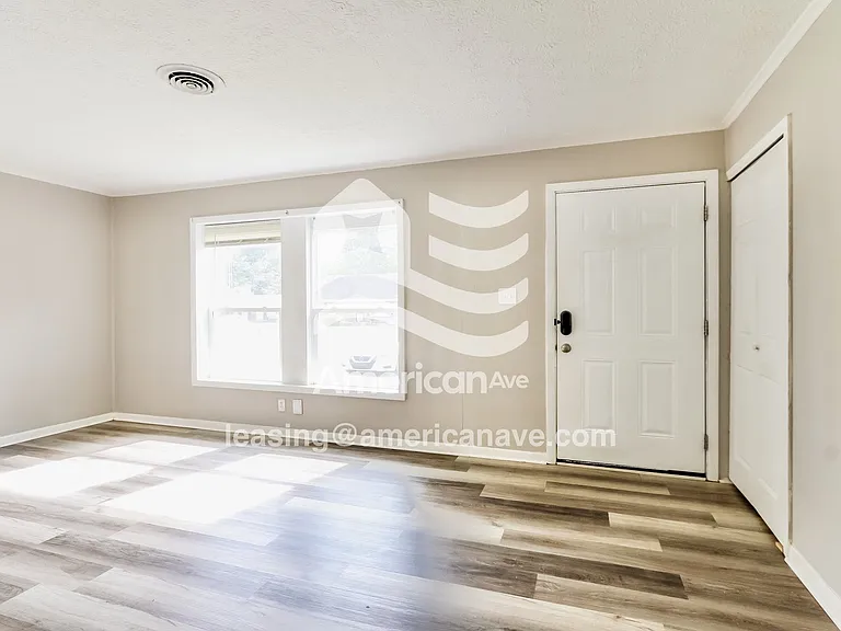 1446851_004_living_room_14043837.jpg