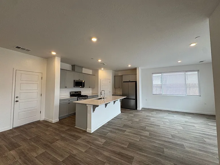997 W Pioneer Dr — Photo 6