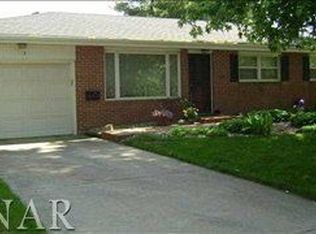 3 Hawthorne Dr, Normal, IL 61761