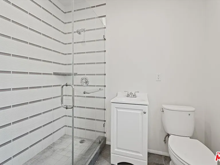207 S Reeves Dr — Photo 7